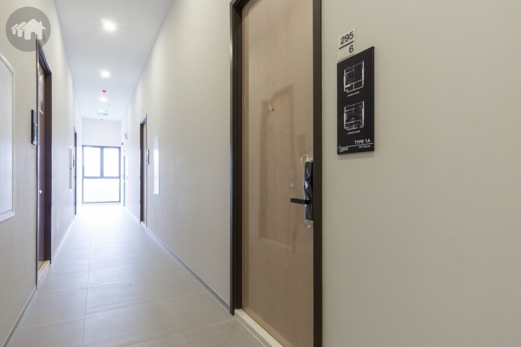 บริเวณหน้าห้อง โถงทางเดินกว้างขวาง ประตูทางเข้าห้องเป็นประตูสำเร็จรูปปิดผิวลามิเนตลายไม้ มาพร้อมกับระบบ Digital Door Lock