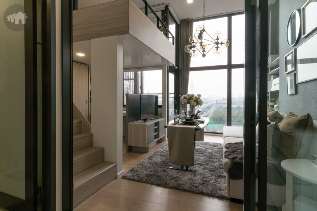 เข้ามาภายในห้องจะเป็นห้องครัว กั้นเป็นสัดส่วนจากห้องนั่งเล่น โปร่งโล่งด้วยเพดานสูงถึง 3.60 เมตร พร้อมกระจกเต็มบานสูงจรดเพดาน เปิดรับวิวแบบเต็มสายตาและรับแสงธรรมชาติ 