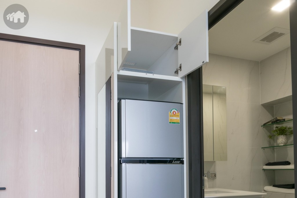 ตู้ครอบตู้เย็นขนาด 7.1 คิว ของ Mitsubishi ด้านบนเป็นตู้ไฟ