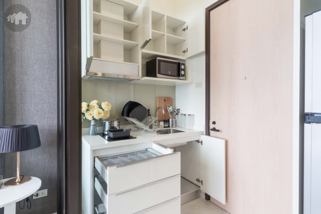 ครัวบิลท์อินบน-ล่าง เก็บของได้หลากหลาย พร้อมชั้นวางไมโครเวฟของ Electrolux ที่แถมมากับห้อง