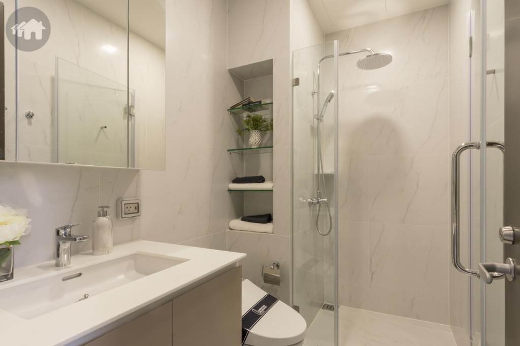 โซนด้านหน้าห้องอีกด้านเป็นห้องน้ำอุปกรณ์ครบครัน ด้านข้างเจาะเป็นช่องสำหรับเก็บอุปกรณ์อาบน้ำ ขอบประตูยกสูงประมาณ 4 เซนติเมตร พื้นปูกระเบื้องลายหินอ่อน ขนาด 30x60 เซนติเมตร ผนังปูกระเบื้องลายหินอ่อน ขนาด 60x60 เซนติเมตร 