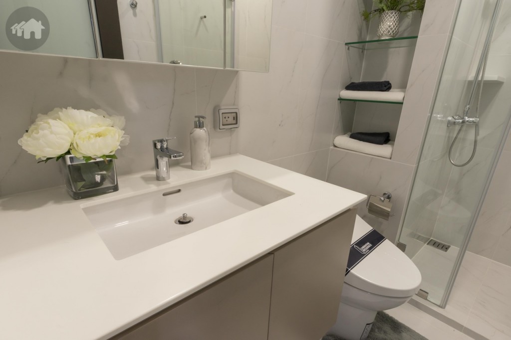 อ่างล้างหน้าของ TOTO พร้อมตู้เก็บของด้านล่าง ด้านข้างติดตั้งปลั๊ก พร้อมช่องเสียบ USB และที่ครอบกันน้ำ