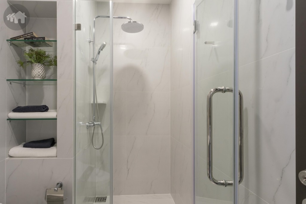 พื้นที่อาบน้ำมีกระจกเทมเปอร์กั้นเป็นสัดส่วน กว้างประมาณ 90 เซนติเมตร ยาวประมาณ 1 เมตร ขอบประตูยกสูงประมาณ 4 เซนติเมตร มาพร้อมฝักบัว และ Rainshower ของ TOTO