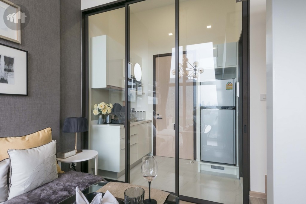 ประตูกระจกบานเลื่อนแบบ 3 ตอน ขนาดใหญ่ เปิดชิดได้ทั้ง 2 ทาง เดินเข้า-ออก หรือขนของได้สะดวก กั้นระหว่างห้องครัวและห้องนั่งเล่น ทำให้สามารถทำอาหารแบบจริงจังได้โดยกลิ่นไม่เข้ามารบกวนในห้อง