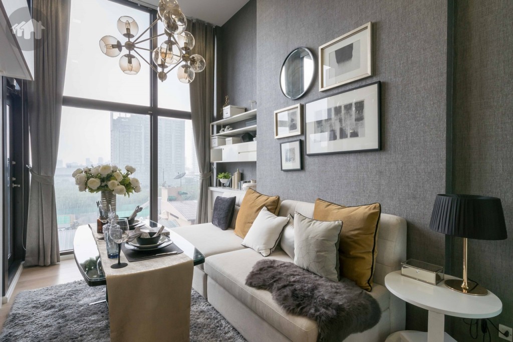 มุมโซฟา มาพร้อมโต๊ะข้างสำหรับวางโคมไฟ หรือของตกแต่ง และโต๊ะกลางที่สามารถทำเป็นโต๊ะรับประทานอาหารได้