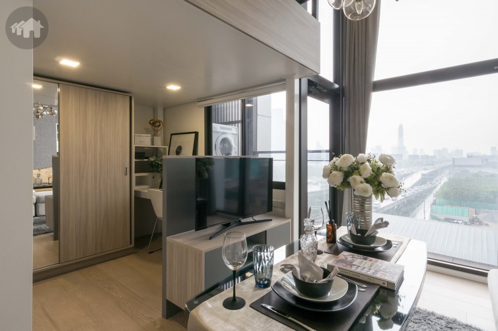 ตรงข้ามเป็นตู้วางโทรทัศน์ มีทางเดินเชื่อมไปตู้เสื้อผ้าและห้องทำงาน กว้างประมาณ 80 เซนติเมตร