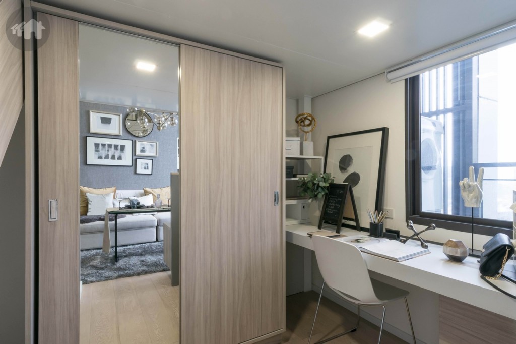 มุมตู้เสื้อผ้าและห้องทำงาน