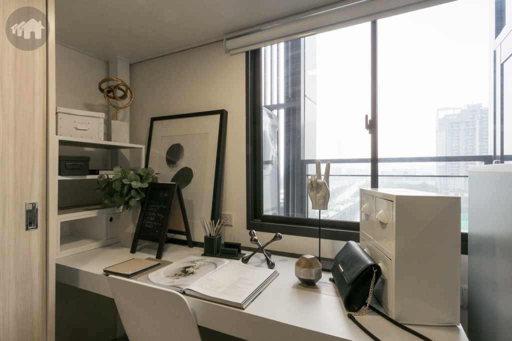 มุมโต๊ะทำงาน มีชั้นวางของด้านข้าง เปิดรับวิวระเบียงด้วยหน้าต่างกระจกบานเลื่อน พร้อมติดตั้งม่านม้วน Roller Blinds Sunscreen