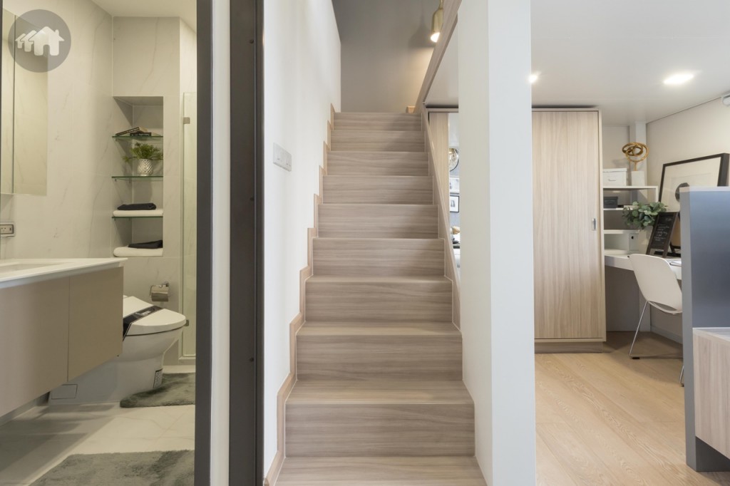 บันไดขึ้นไปสู่ห้องนอน กว้างประมาณ 70 เซนติเมตร