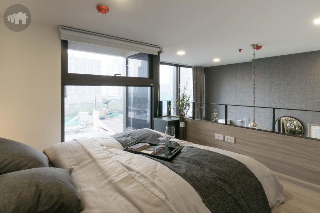 ห้องนอนมาพร้อมเครื่องนอนครบครัน วางเตียงขนาด 5 ฟุต ได้สบาย ๆ ปลายเตียงกว้างประมาณ 60 เซนติเมตร ข้างเตียงกว้างประมาณ 30 เซนติเมตร ติดกับกระจกบานฟิกซ์ และหน้าต่างบานกระทุ้งด้านบน พร้อมติดตั้งม่านม้วน Roller Blinds Sunscreen 