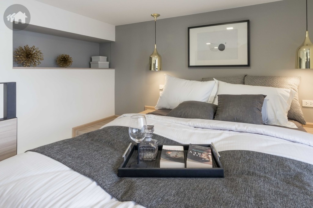 ข้างเตียงอีกด้านกว้างประมาณ 45 เซนติเมตร เจาะเป็นช่องสำหรับวางหนังสือหรือของตกแต่ง เพดานบนชั้นห้องนอนสูงจากพื้นประมาณ 1.50 เมตร