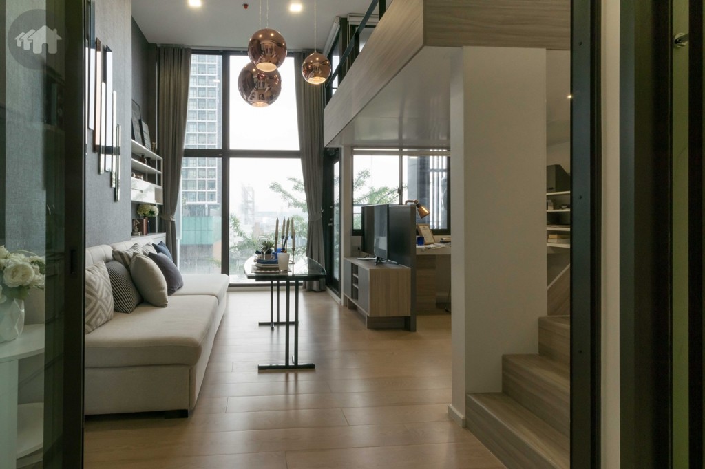 ห้องนี้มี Layout เหมือนกับห้องแบบ A1 แต่มีขนาดใหญ่กว่า เข้ามาภายในห้องจะเป็นห้องครัว กั้นเป็นสัดส่วนจากห้องนั่งเล่น โปร่งโล่งด้วยเพดานสูงถึง 3.60 เมตร พร้อมกระจกเต็มบานสูงจรดเพดาน เปิดรับวิวแบบเต็มสายตาและรับแสงธรรมชาติ