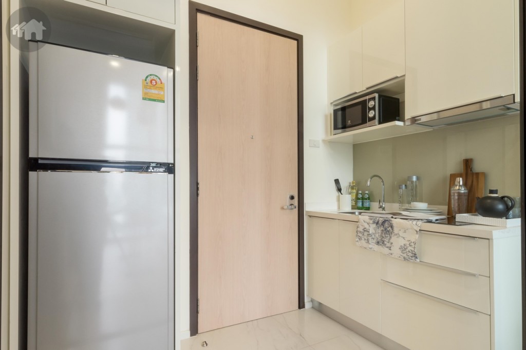 โซนด้านหน้าห้องเป็นห้องครัว เคาน์เตอร์ครัวห่างจากตู้ครอบตู้เย็นและที่วางรองเท้า (ด้านล่างของตู้ครอบ) ประมาณ 1.25 เมตร เดินเข้า-ออกสะดวก 