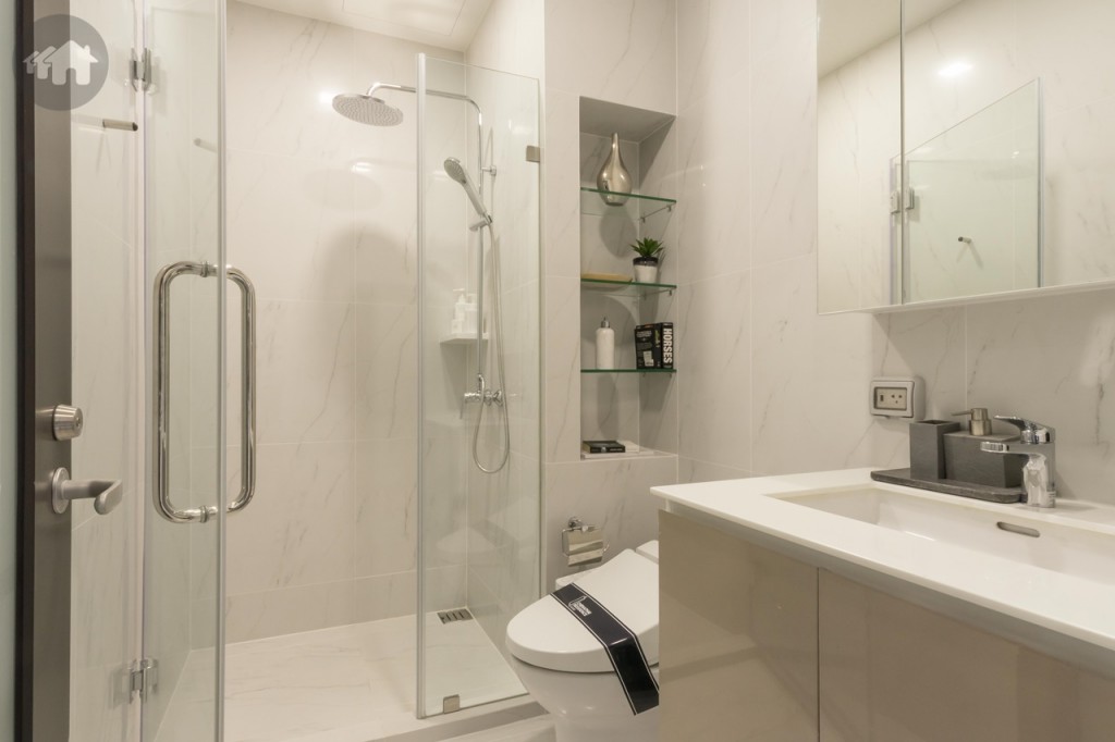 อีกด้านเป็นห้องน้ำอุปกรณ์ครบครัน ด้านข้างเจาะเป็นช่องสำหรับเก็บอุปกรณ์อาบน้ำ ขอบประตูยกสูงประมาณ 4 เซนติเมตร พื้นที่อาบน้ำกว้างประมาณ 90 เมตร ยาวประมาณ 1.10 เมตร