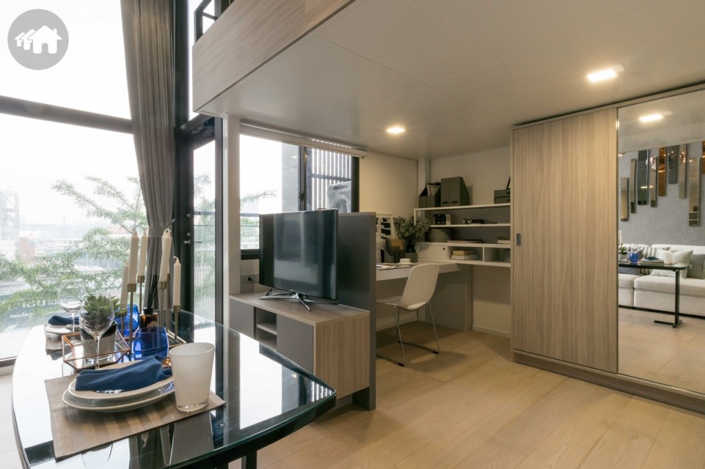 ตรงข้ามเป็นตู้วางโทรทัศน์ มีทางเดินเชื่อมไปตู้เสื้อผ้าและห้องทำงาน กว้างประมาณ 1.50 เซนติเมตร