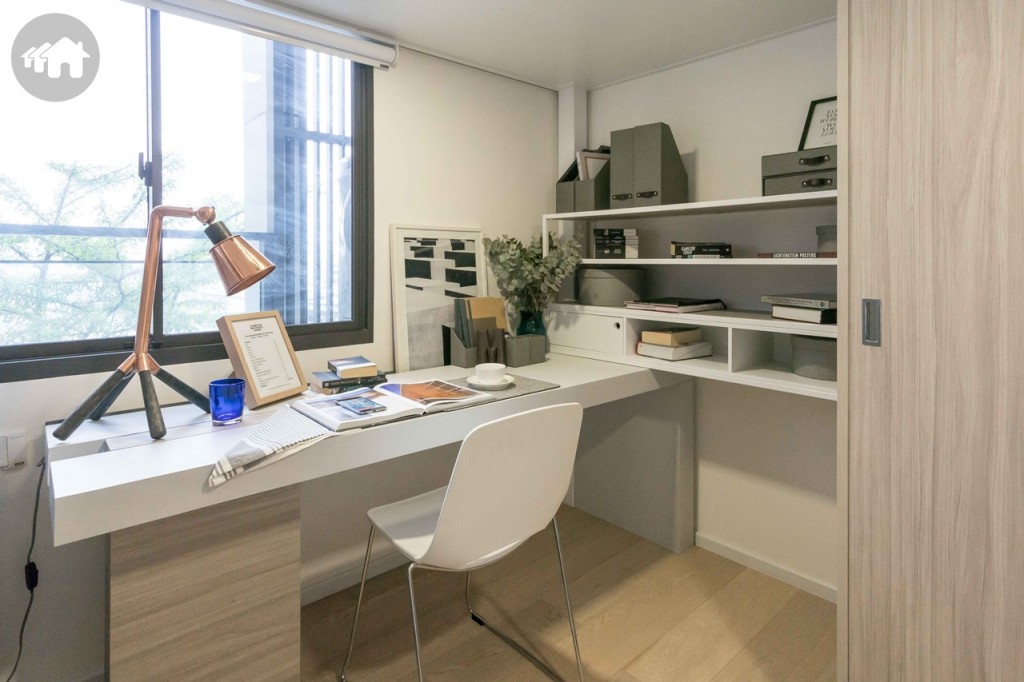 มุมโต๊ะทำงาน กว้างขวางกว่าห้องแบบ A1 เปิดรับวิวระเบียงด้วยหน้าต่างกระจกบานเลื่อน