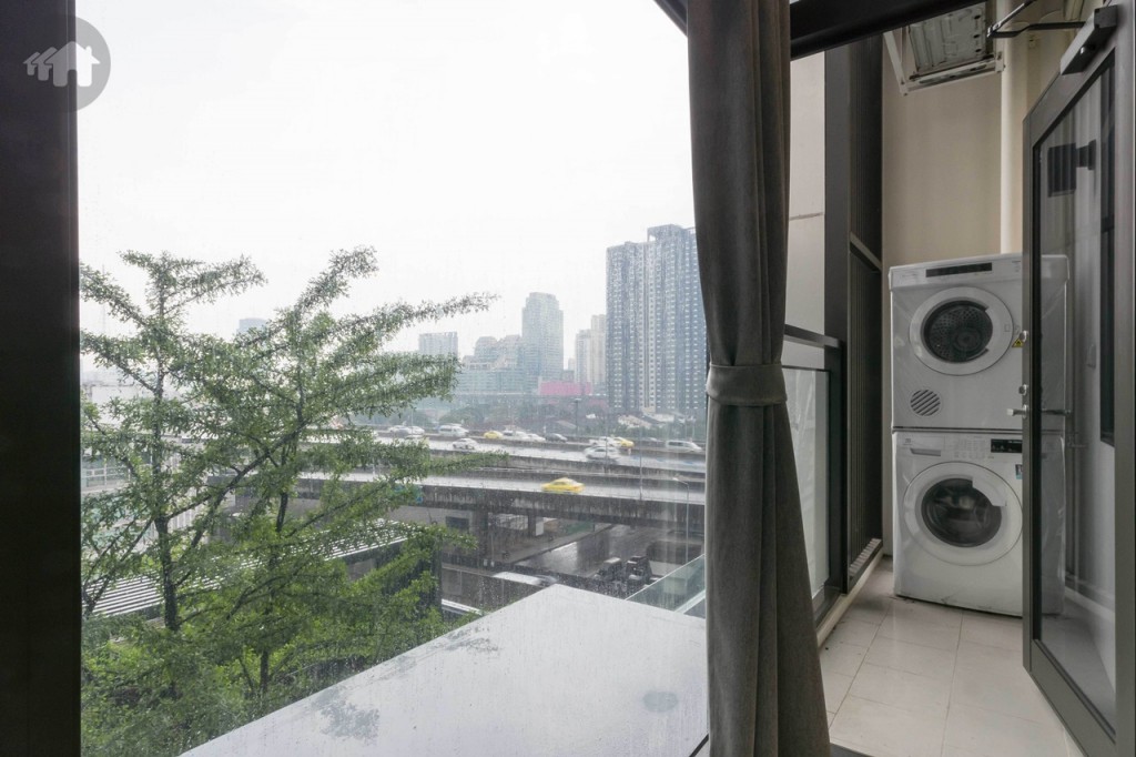 เปิดรับวิวส่วนกลางบริเวณชั้นที่ 7 วิวเมืองและทางพิเศษศรีรัช เชื่อมต่อกับระเบียงกว้างประมาณ 1 เมตร ยาวประมาณ 2.50 เมตร 