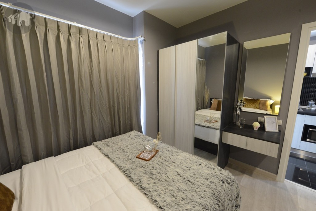 ปลายเตียงมีพื้นที่เหลือ มีการจัดวางโต๊เครื่องแป้ง และตู้เสื้อผ้าให้ด้วย