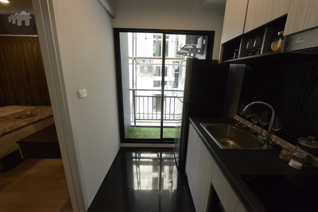 ถัดจากครัวเป็นระเบียง กว้างพอสมควร