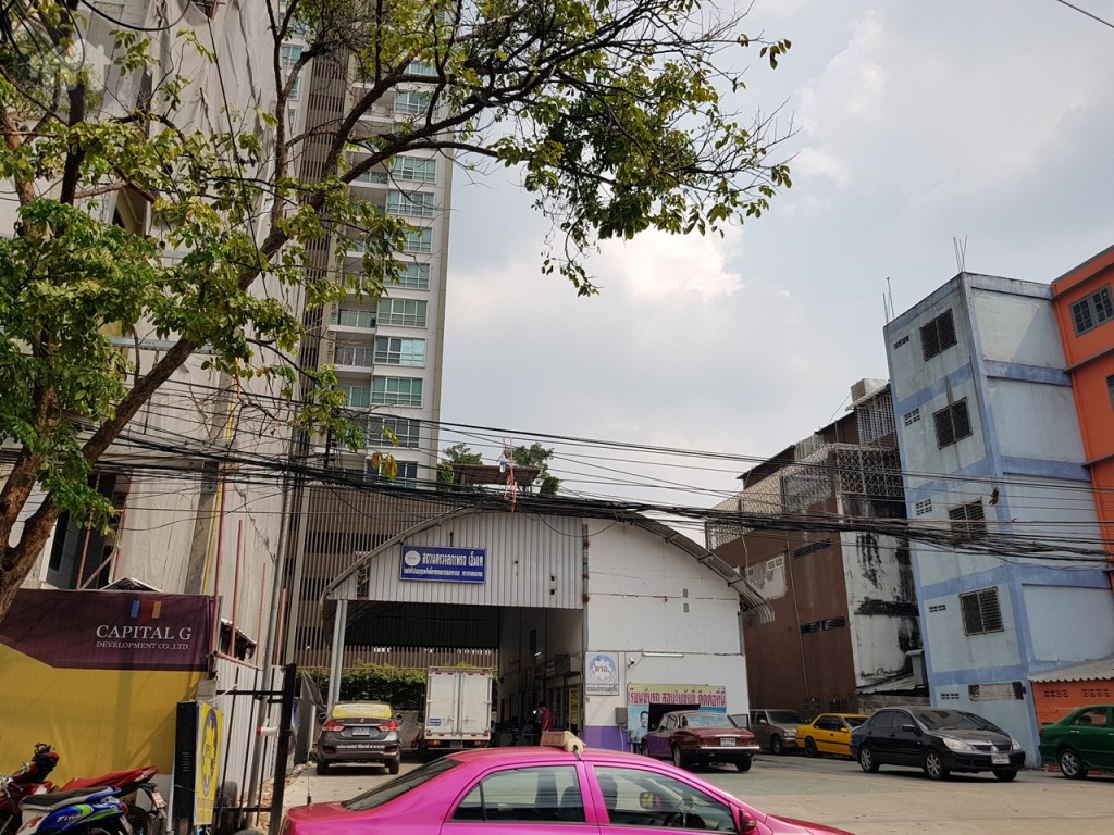 ตึก C อยู่ด้านทิศใต้ ติดกับศูนย์ตรวจสภาพรถ ตรอ.