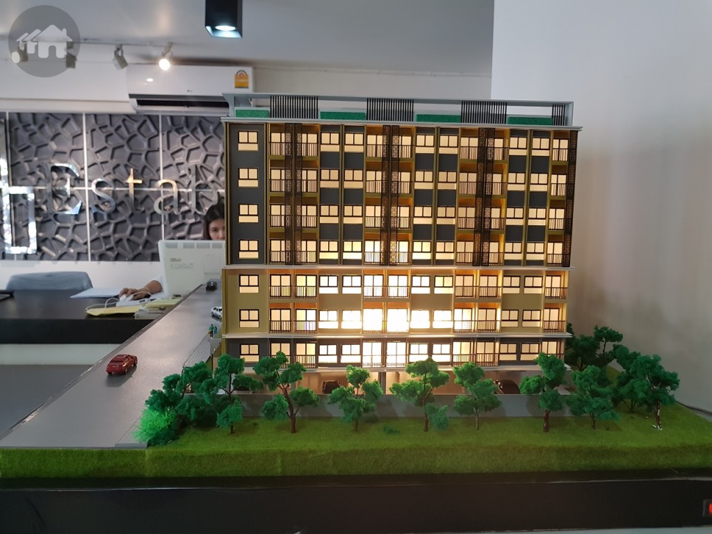 โครงการ เอสตาเบ พหลโยธิน 18  ประกอบด้วย 3 อาคาร A B และ C หากมาทางแยกพหลโยธิน 18/1 แยก 3 แล้วเลี้ยวซ้าย ตรงมาประมาณ 200 เมตร จะเจอกับพื้นที่โครงการจริงที่กำลังก่อสร้างอยู่ โดยตึกแรกที่เจอคือ A ตึกกลางคือ B และตึกสุดท้ายคือ C