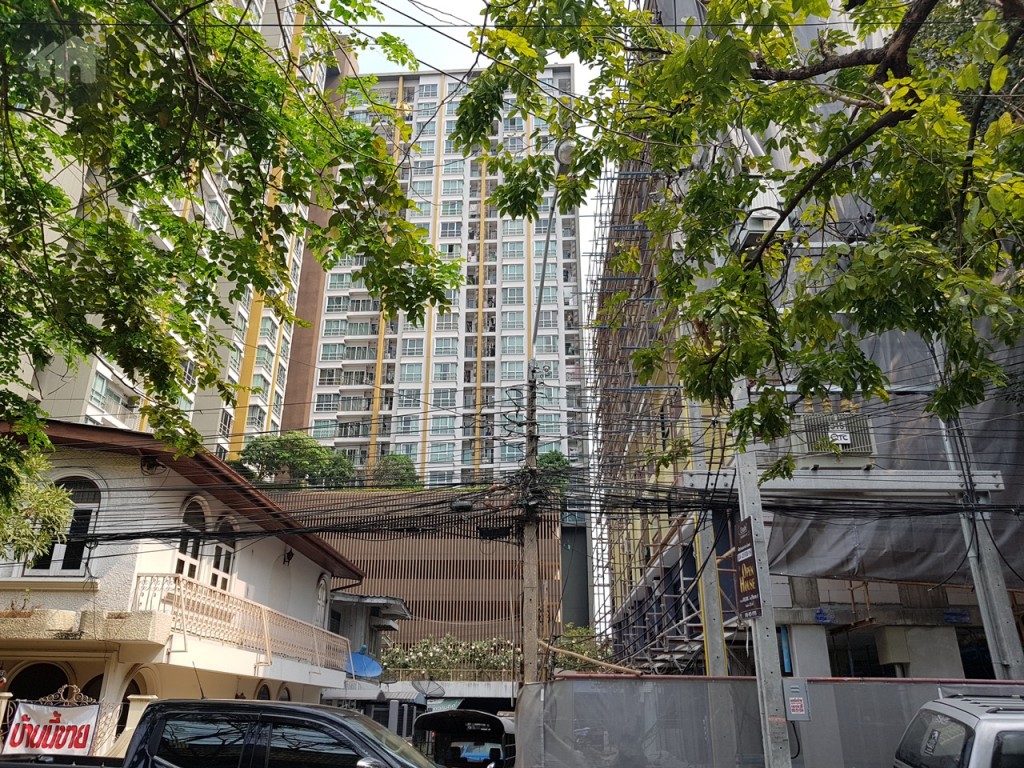 ตึก A อยู่ด้านทิศเหนือ ติดกับบ้านพักอาศัย