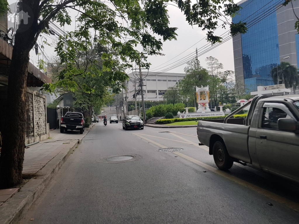 เข้าซอยพหลโยธิน 18/1 ข้างบริษัท BTS สำนักงานใหญ่ ซึ่งตั้งอยู่ถัดจากลานจอดรถจตุจักร