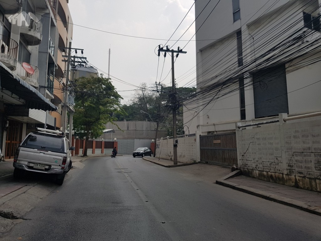 ขับตรงมาเรื่อยๆ จนถึงทางโค้ง