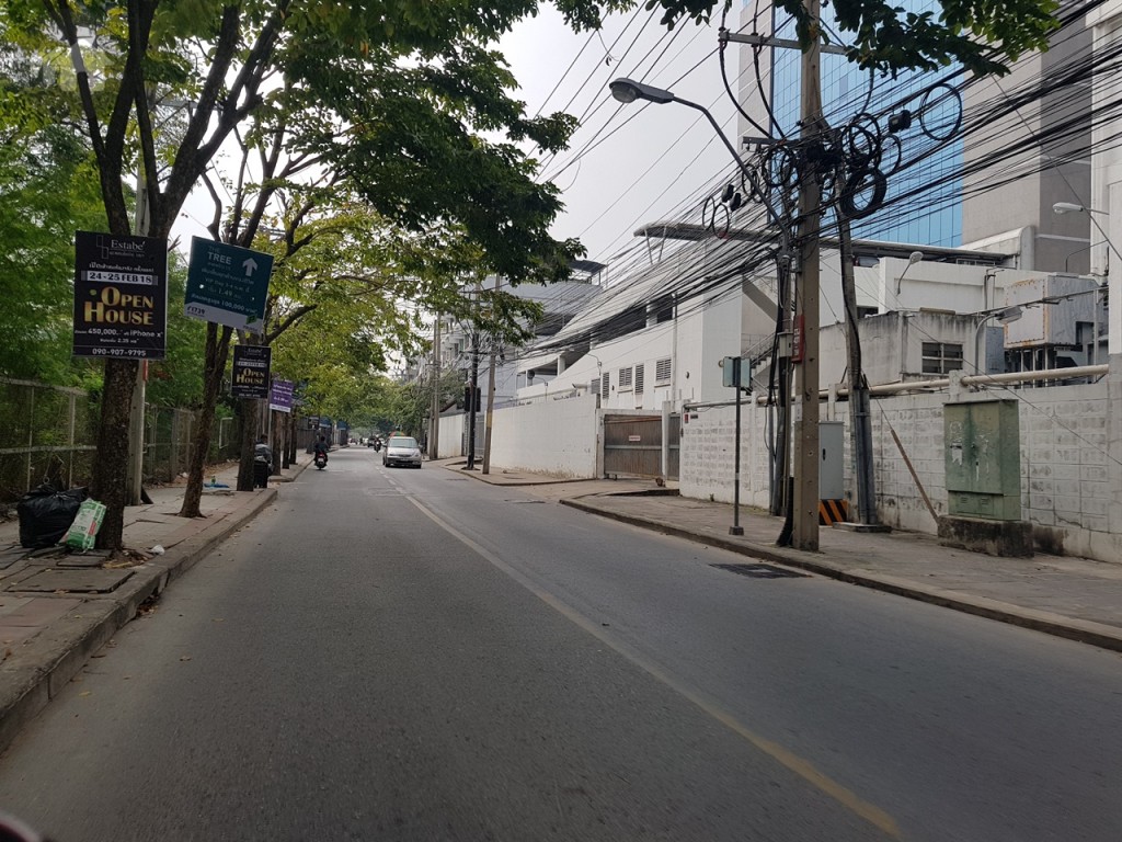 จากนั้นขับตรงไปอีก