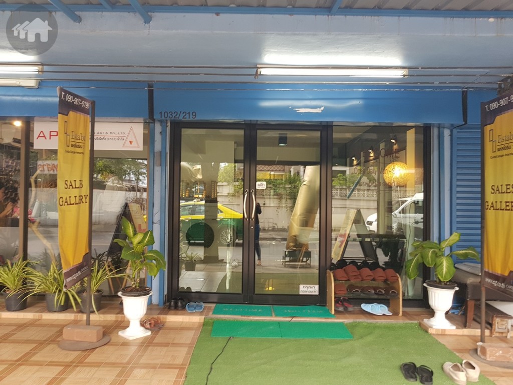 ด้านหน้าสำนักงานขาย เป็นห้องในตึกแถว