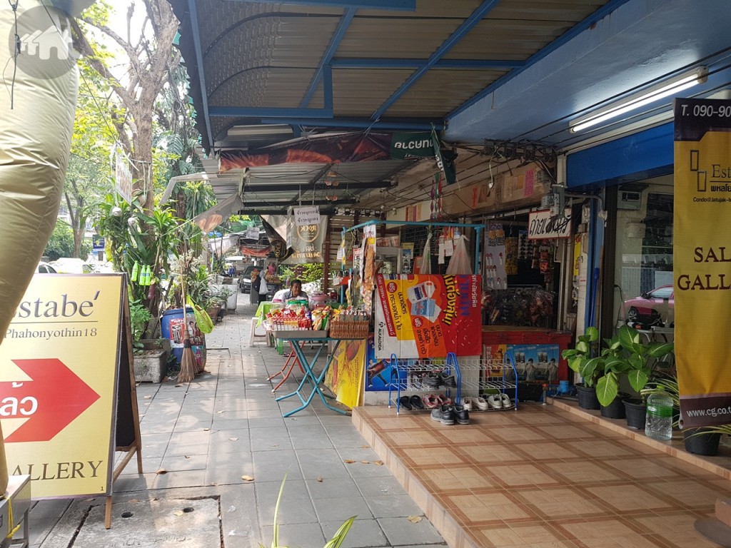 เมื่อถึงบริเวณซอยพหลโยธิน 18/1 แยก3 (สามแยกซ้ายมือ) จะเจอกับสำนักงานขายโครงการ เอสตาเบ พหลโยธิน 18 ทางขวามือ มีป้ายสีเหลืองติดไว้อย่างชัดเจน