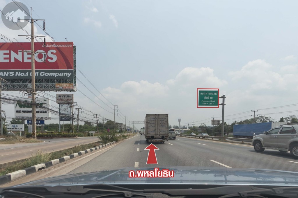 ตรงมาตาม ถ.พหลโยธิน ชิดซ้ายเพื่อไปทางคู่ขนาน ถ.พหลโยธิน บริเวณโรงพยาบาลวังน้อย