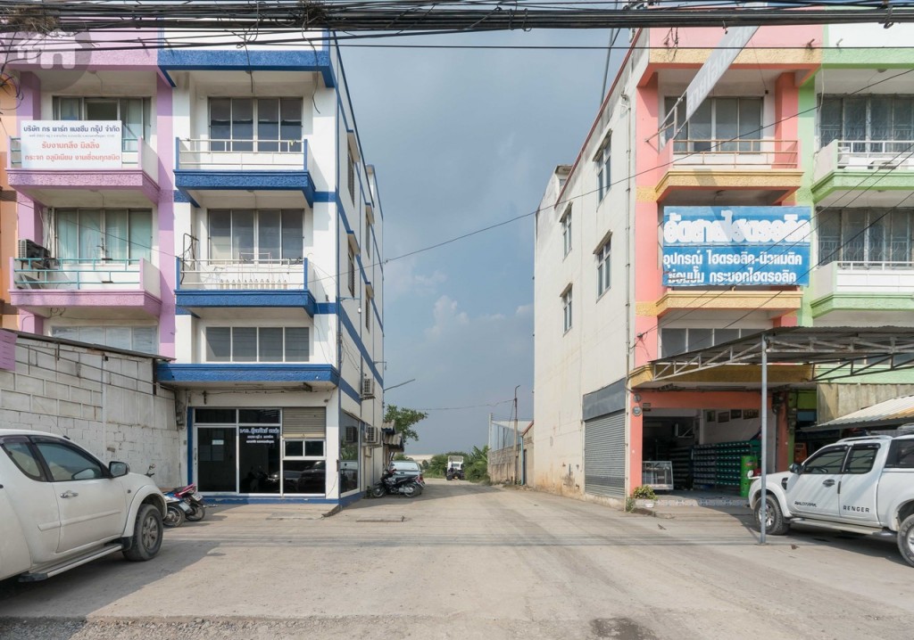 ทางเข้าโครงการจะอยู่ระหว่างอาคารพาณิชย์ 4 ชั้น ซึ่งอยู่ห่างจากเทสโก้ โลตัส โรจนะ เพียง 100 เมตร