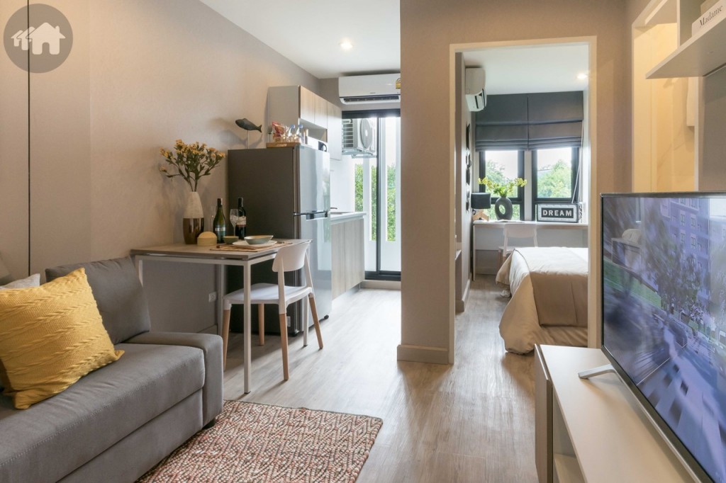 เข้ามาภายในห้องเป็นพื้นที่ห้องนั่งเล่น โปร่งโล่งด้วยเพดานสูง 2.40 เมตร พื้นปูกระเบื้องยางลายไม้ ดูดซับแรงกระแทก และกันน้ำได้ดีกว่าลามิเนต