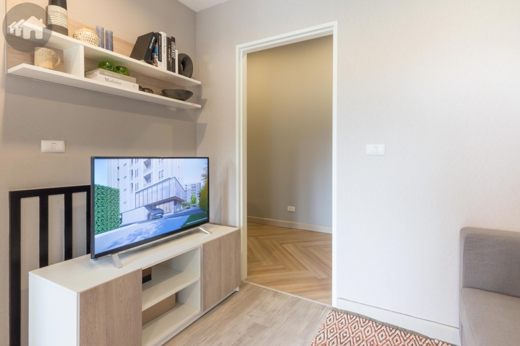 ด้านตรงข้ามเป็นชั้นวางโทรทัศน์ที่มาพร้อมกับห้องเช่นกัน