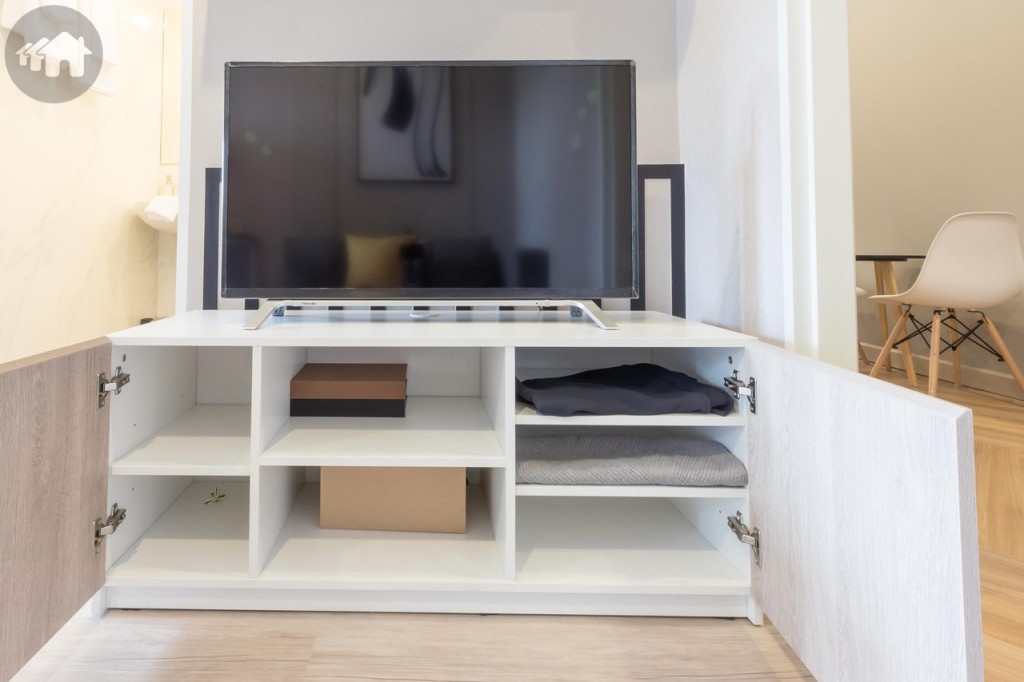 เฟอร์นิเจอร์ทุกชิ้นเป็นของ Index ทั้งหมด โดยบางชิ้นออกแบบสำหรับโครงการนี้โดยเฉพาะเพื่อตอบรับฟังก์ชั่นการใช้งานของผู้อยู่อาศัย อย่างเช่นชั้นวางโทรทัศน์ที่ออกแบบให้ด้านล่างเก็บของได้หลากหลาย