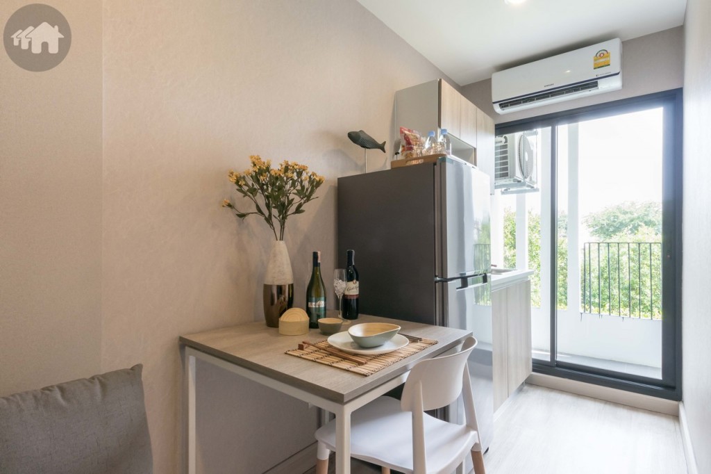 ถัดมาเป็นโต๊ะรับประทานอาหารพร้อมเก้าอี้ 1 ตัว ที่แถมมาพร้อมกับห้อง