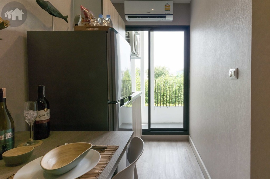 เชื่อมต่อกับห้องครัว ทางเดินส่วนนี้กว้างประมาณ 85 เซนติเมตร เข้า-ออกสะดวก ด้านข้างตู้ครัวบิลท์อินเหลือพื้นที่ประมาณ 70 เซนติเมตร วางตู้เย็นขนาด 7.4 คิว ได้สบาย