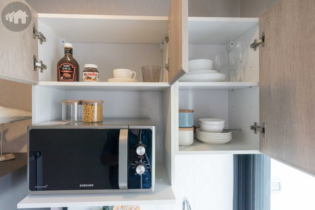 เช่นเดียวกับตู้ครัวบิลท์อินด้านบน เก็บเครื่องปรุง แก้ว และจานชาม พร้อมช่องสำหรับวางเตาไมโครเวฟ