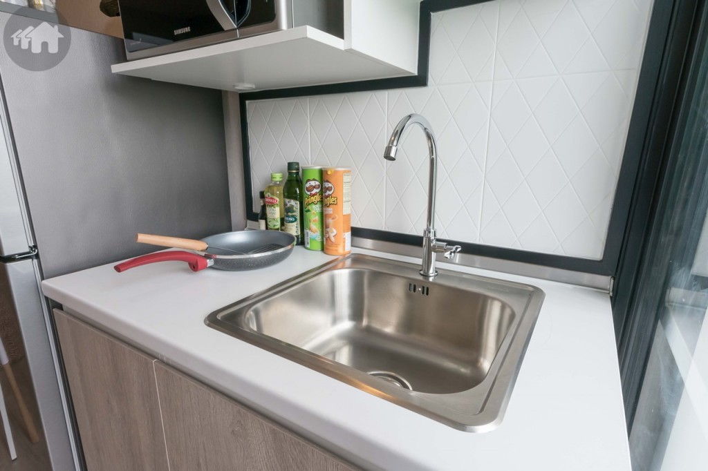 อ่างล้างจานของ Hafele ผนังด้านหลังเคาน์เตอร์ครัวปูกระเบื้องขนาด 25x35 เซนติเมตร