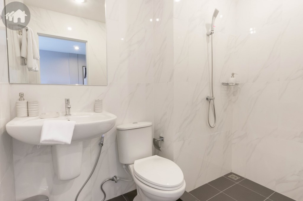 ห้องน้ำอุปกรณ์ครบครัน เพดานส่วนนี้สูงจากพื้น 2.30 เมตร ขอบประตูยกสูงประมาณ 5 เซนติเมตร ผนังปูกระเบื้องลายหินอ่อนขนาด 30x60 เซนติเมตร พื้นปูกระเบื้องสีเทาเพื่อป้องกันสิ่งสกปรก และดูแลรักษาง่าย ขนาด 30x30 เซนติเมตร