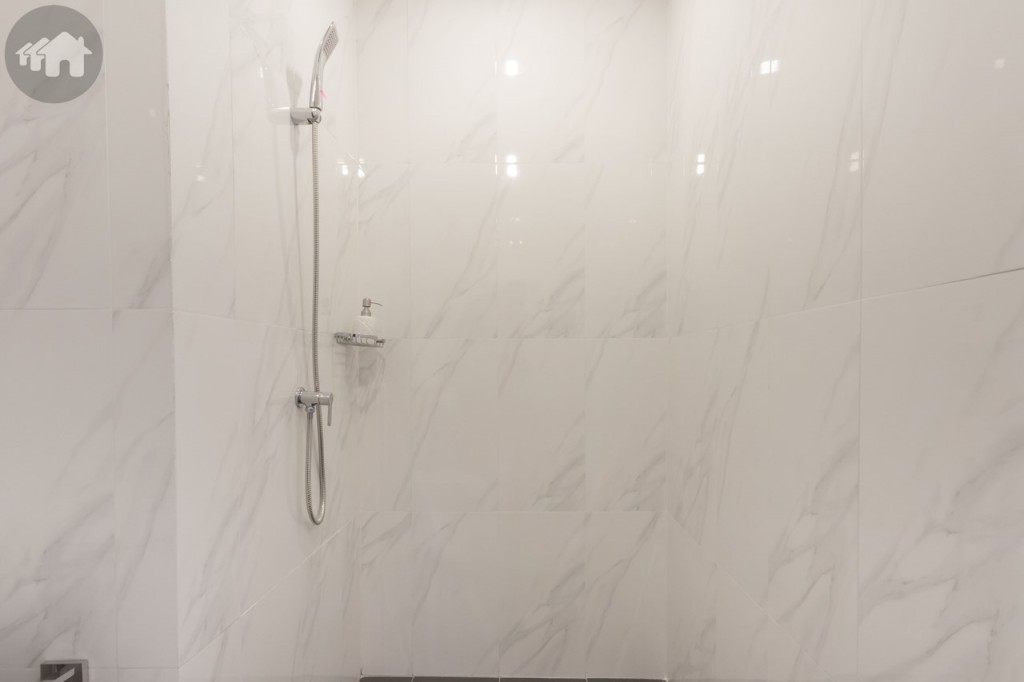 พื้นที่อาบน้ำแบ่งเป็นสัดส่วน กว้างประมาณ 90 เซนติเมตร ยาวประมาณ 1.10 เมตร มีขอบปูนกั้นน้ำไหลออกมาส่วนอื่นของห้องน้ำสูงประมาณ 5 เซนติเมตร