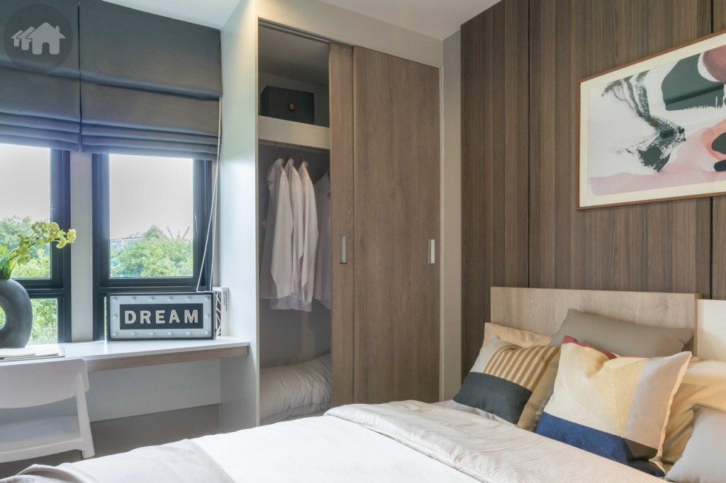 ตู้เสื้อผ้าบิลท์อินสูงจรดเพดาน เก็บเสื้อผ้า เครื่องนอน หรือแม้กระทั่งกระเป๋าเดินทางได้
