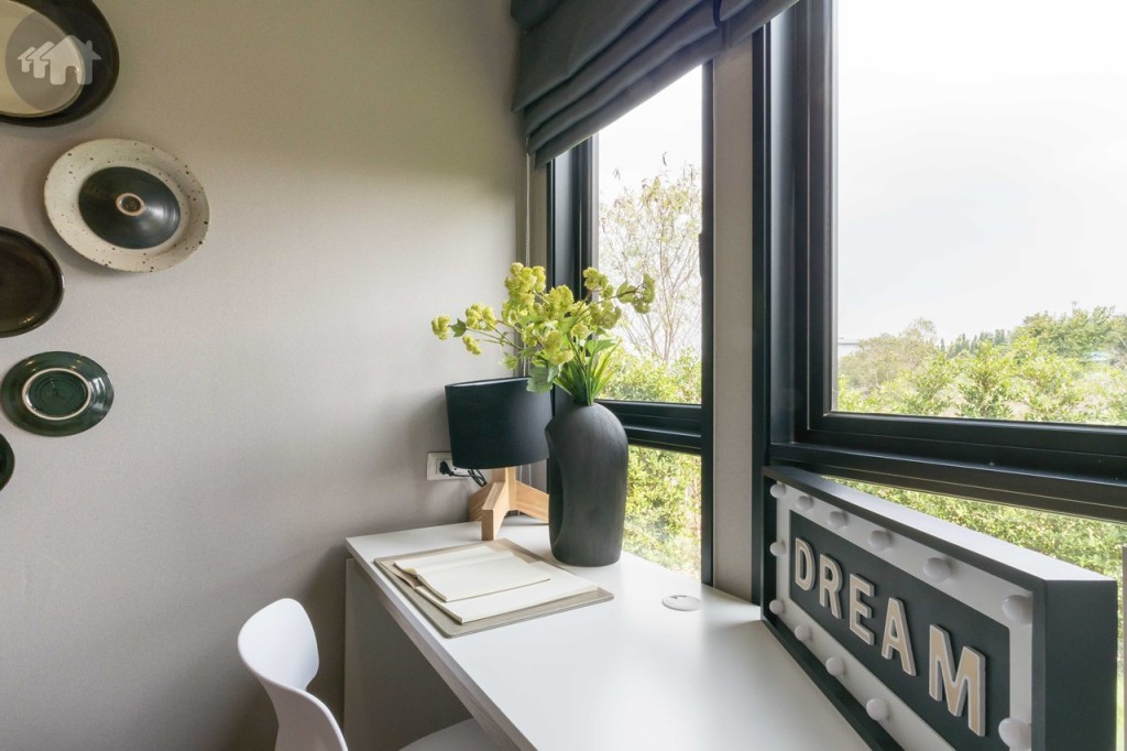 ด้านข้างบิลท์อินเป็นโต๊ะทำงาน พร้อมเก้าอี้ 1 ตัว ซึ่งเป็นเซ็ตเดียวกันกับเก้าอี้โต๊ะรับประทานอาหาร สามารถนำไปเสริมหากมีแขกมาร่วมรับประทานอาหาร รับวิวด้วยหน้าต่างกระจกบานกระทุ้ง และบานฟิกซ์