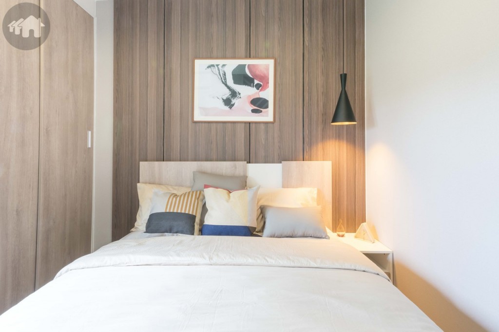 ห้องนอนอีกมุมหนึ่ง ข้างเตียงห่างจากตู้เสื้อผ้าประมาณ 50 เซนติเมตร อีกด้านวางโต๊ะหัวเตียง กว้างประมาณ 35 เซนติเมตร