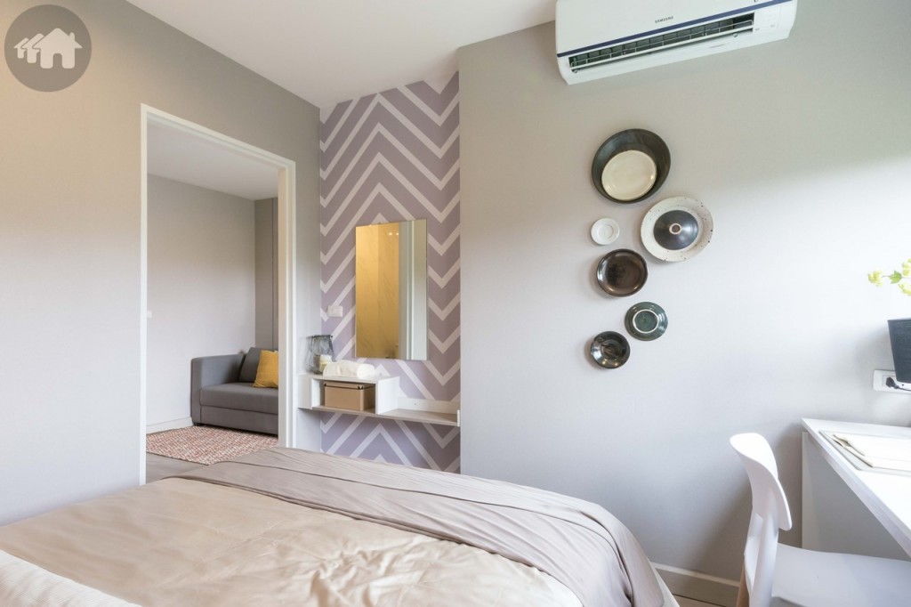 ปลายเตียงตกแต่งเป็นโต๊ะเครื่องแป้งบิลท์อิน ห่างประมาณ 50 เซนติเมตร