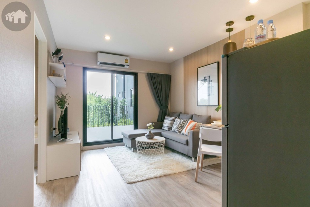 เข้ามาภายในห้องเป็นโซนห้องครัวเชื่อมต่อกับห้องนั่งเล่น โปร่งโล่งด้วยเพดานสูง 2.40 เมตร พื้นปูกระเบื้องยางลายไม้ ดูดซับแรงกระแทก และกันน้ำได้ดีกว่าลามิเนต