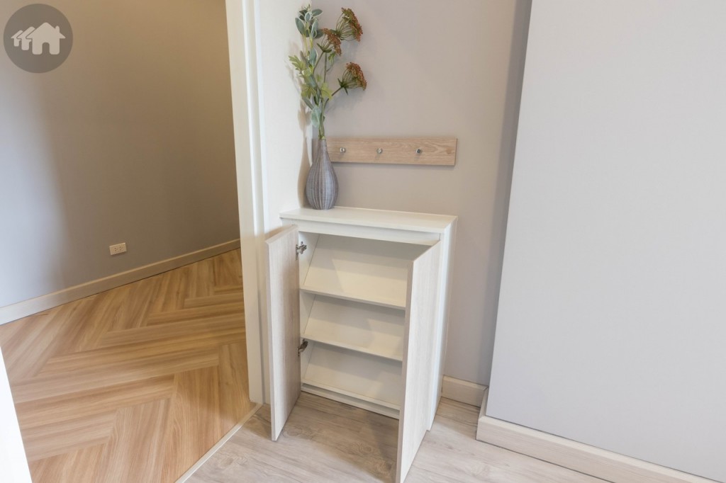 ด้านหน้าห้องมีตู้เก็บรองเท้าบิลท์อินที่มาพร้อมกับห้อง