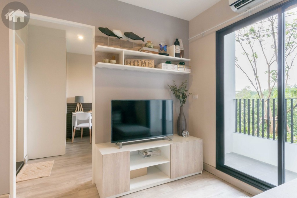 ชั้นวางโทรทัศน์ที่มาพร้อมกับห้อง