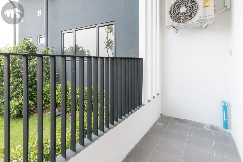 ระเบียงขนาดใหญ่ กว้างประมาณ 1.10 เมตร ยาวประมาณ 3.20 เมตร วางเครื่องซักผ้าได้ โดยมีท่อน้ำและปลั๊กไฟติดตั้งไว้รองรับเรียบร้อย พื้นปูกระเบื้องขนาด 30x30 เซนติเมตร รั้วสูงประมาณ 1.10 เมตร ด้านข้างติดตั้งคอมเพรสเซอร์เครื่องปรับอากาศสูงประมาณ 1.65 เมตร